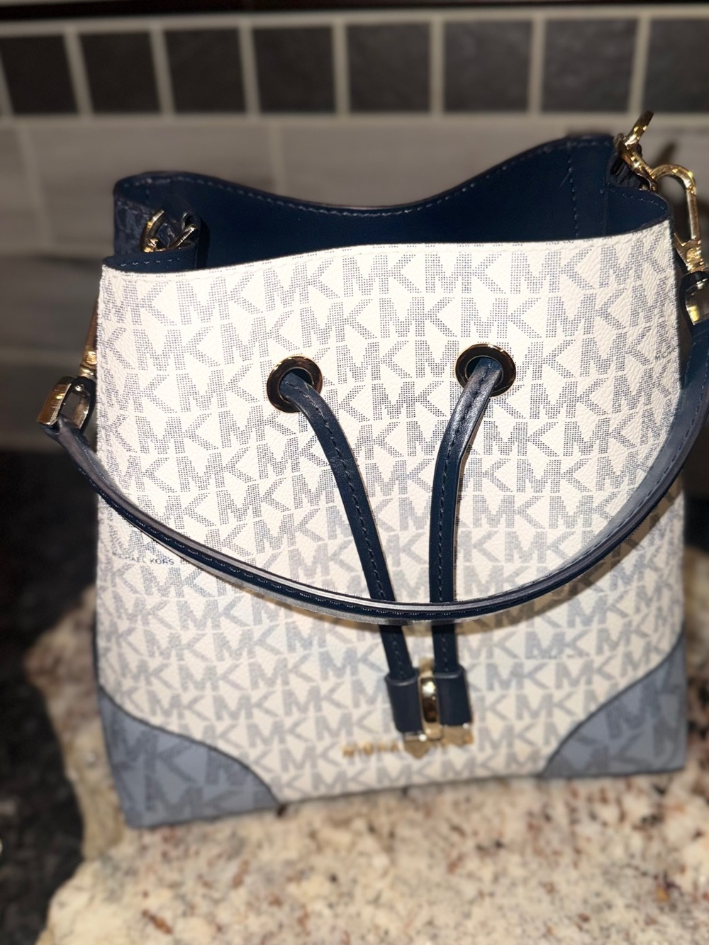 Michael Kors Mercer Gallery Small Bucket Bag - Navy beautiful - Picture 2 of 11